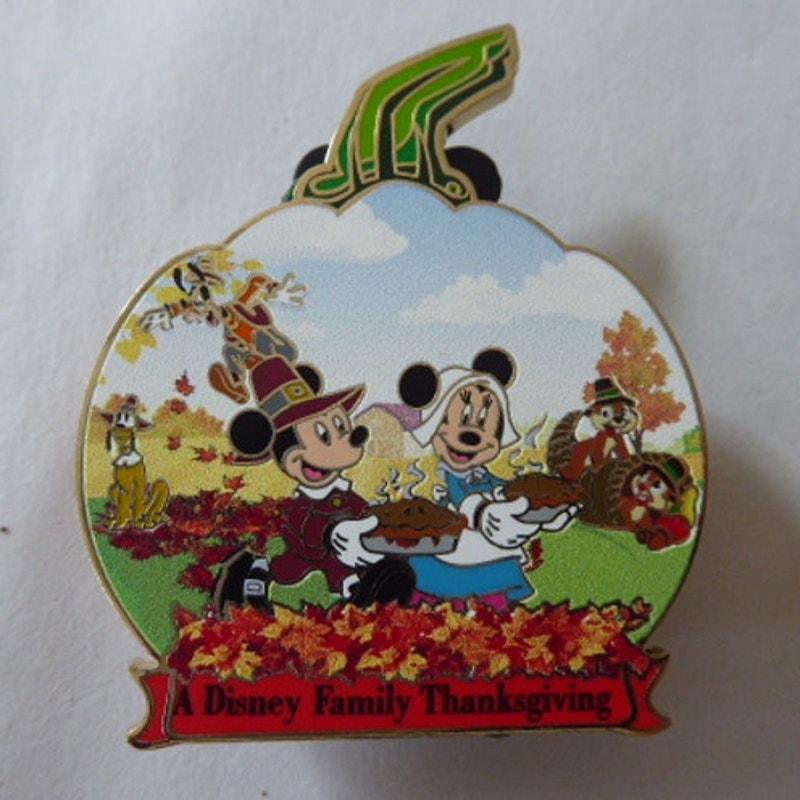 DL - Mickey, Minnie, Goofy, Pluto, Chip, Dale - Disney Family Thanksgiving 2019 - Pumpkin Pilgrims