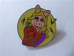 Disney Trading Pins 167992 Miss Piggy with Kermit Squash - Muppets Halloween 2024 Booster - Mickey Mouse Family Collection - Glow in the Dark