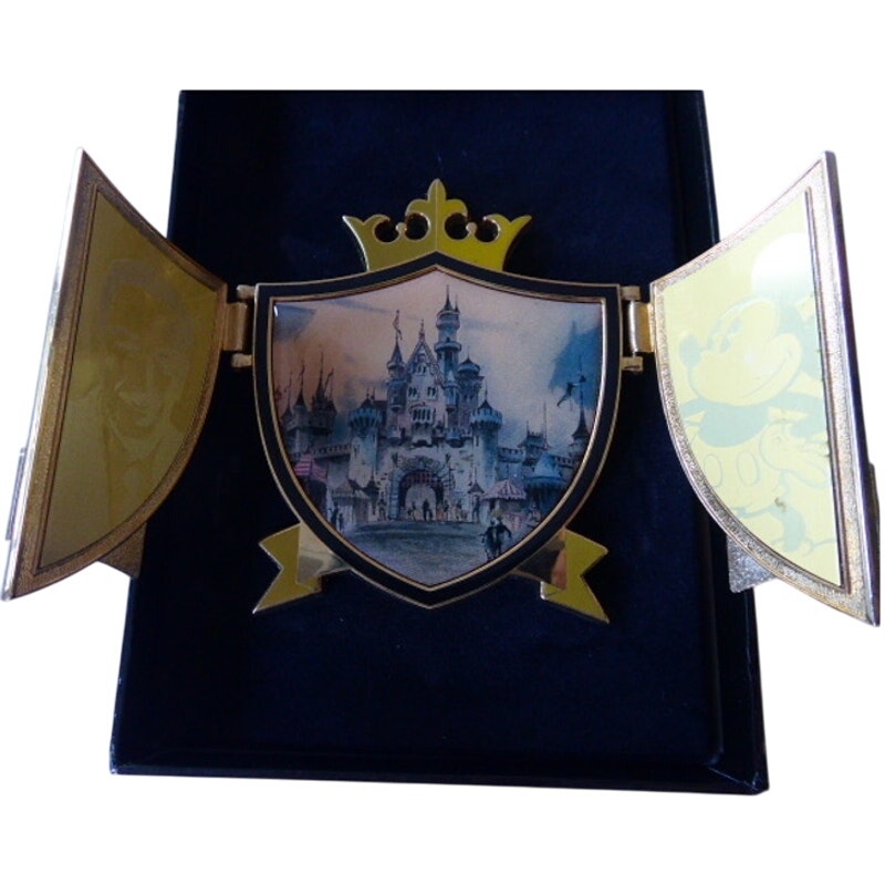 40130 Disneyland 50 Shield Magical Milestones Jumbo Hinged